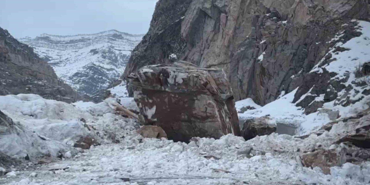 Şırnak'ta Dağdan Kopan Dev Kaya Yolu Ulaşıma Kapattı
