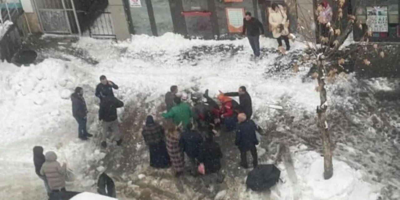 Çatıdan düşen kar kütlesi nedeniyle bir kadın hayatını kaybetti