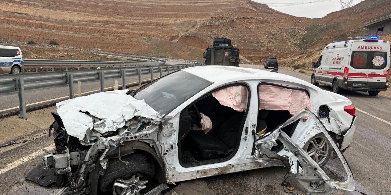 Şırnak'ta bariyere çarpan otomobildeki 5 kişi yaralandı