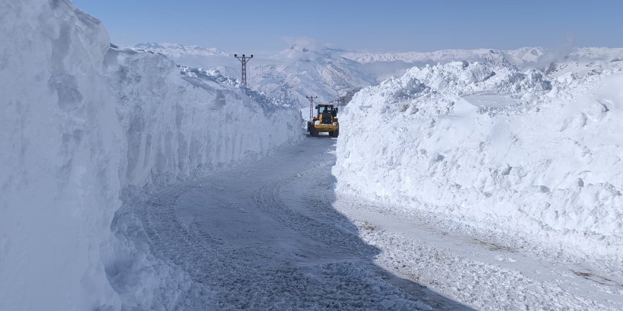 Şırnak’ta "Kar Kaplanları" 5 Ailenin Yaşadığı Yaylanın Yolunu Açmak İçin Mücadele Veriyor
