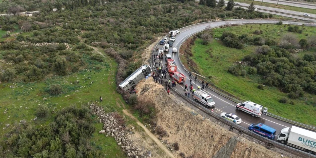Yolcu Otobüsü Şarampole Devrildi: 8 Ölü 26 Yaralı