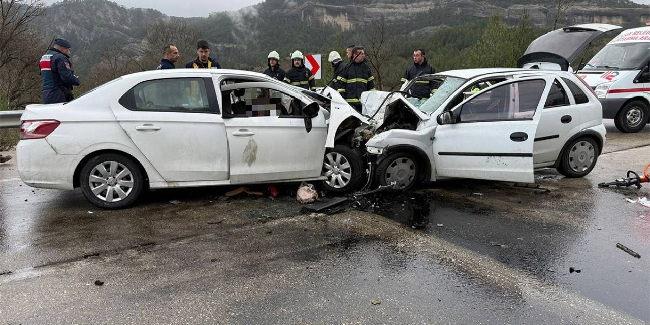 İki Otomobil Kafa Kafaya Çarpıştı: 7 Ölü, 5 Yaralı