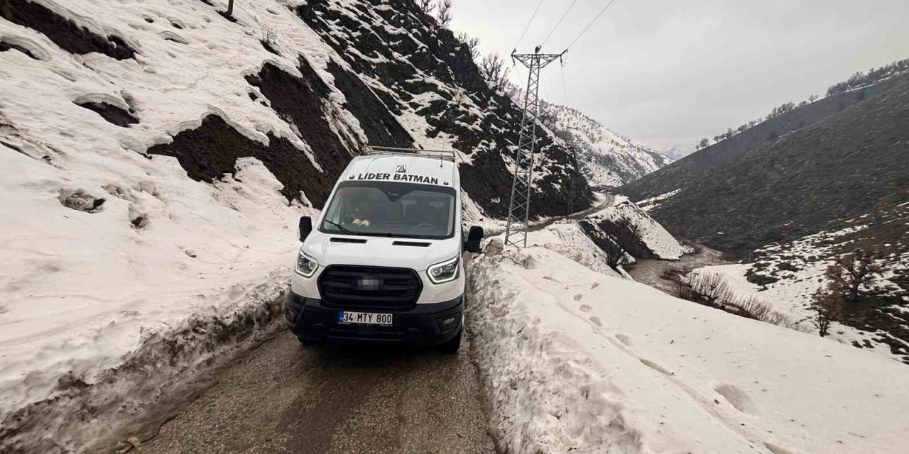 Batman’da Heyelan Paniği: Köy Minibüsü Yolda Mahsur Kaldı