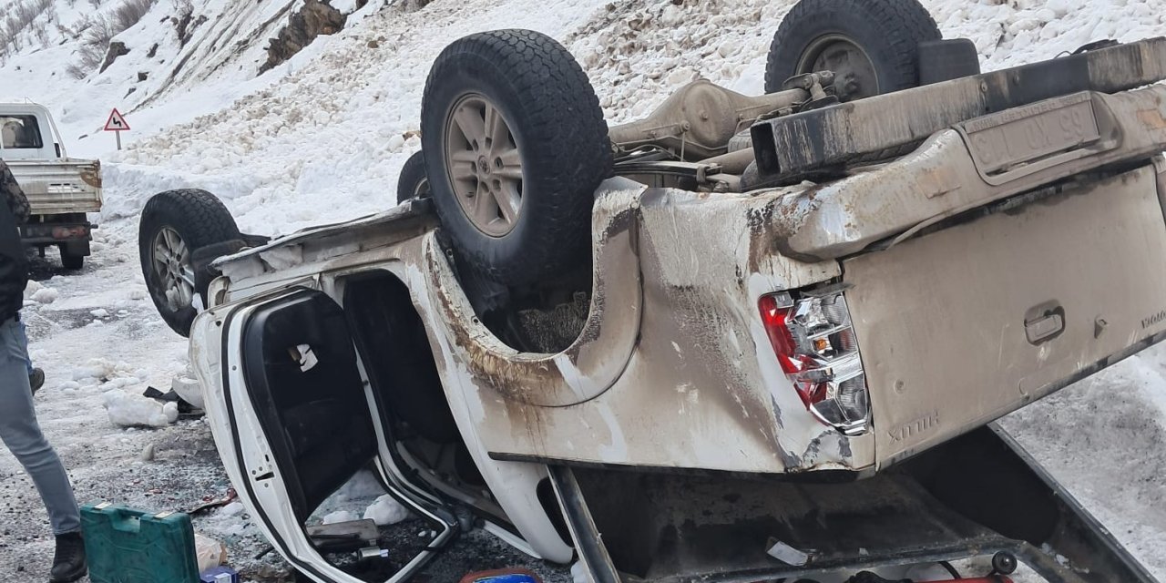 Hakkari-Çukurca yolunda takla atan kamyonette 2 kişi yaralandı