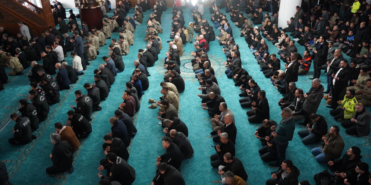 Şırnak’ta Deprem Şehitleri Dualarla Anıldı