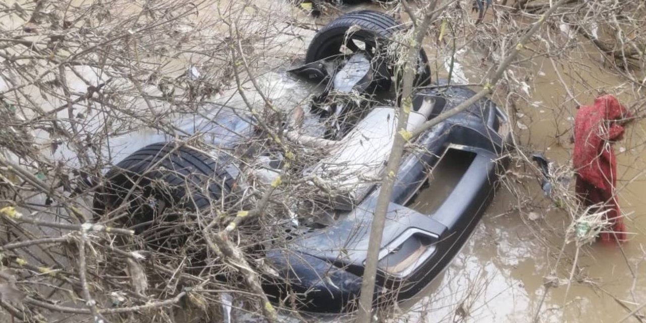 Otomobil dereye uçtu, 2 kız kardeş hayatını kaybetti, 2 kişi kaçtı