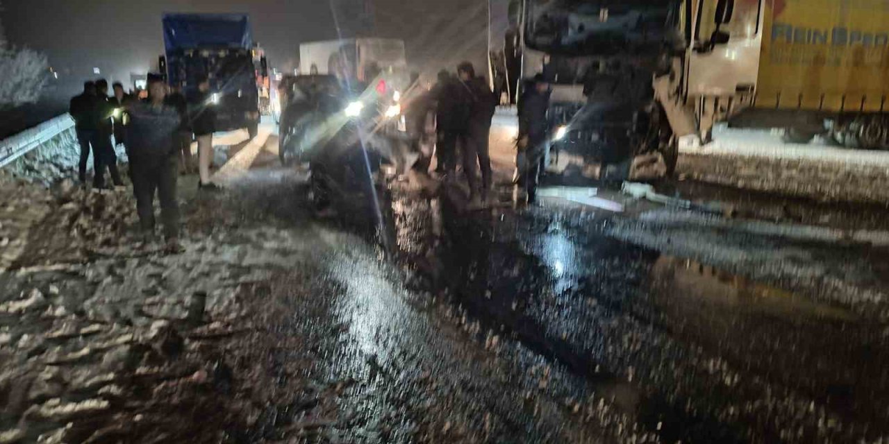 Tır ile otomobilin çarpıştığı kazada 4 kişi hayatını kaybetti