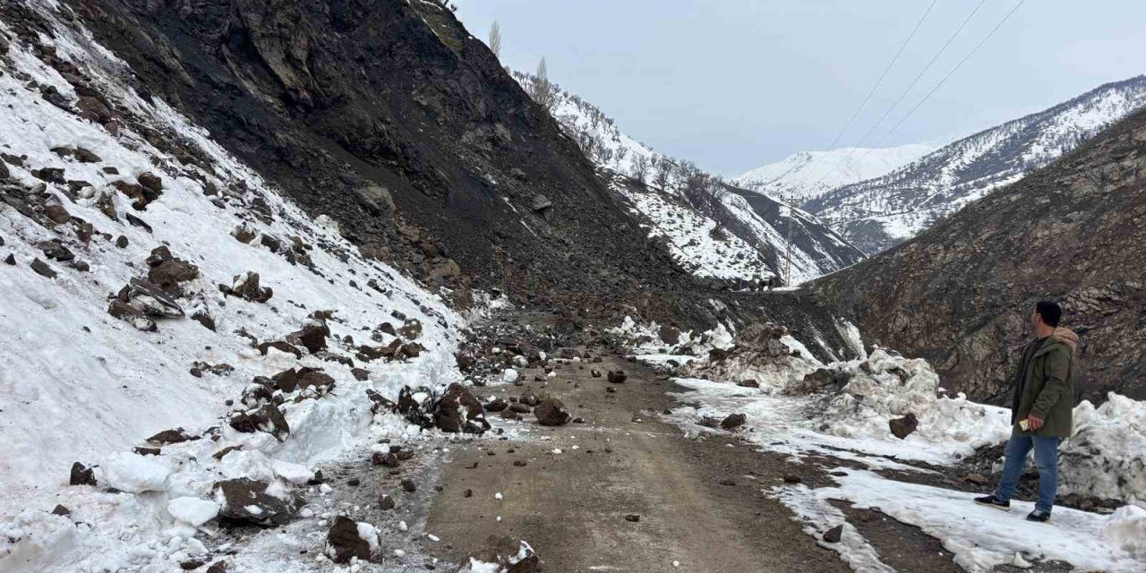Batman’da 20 köyün ulaşım sağlandığı yolda heyelanlar tedirgin ediyor