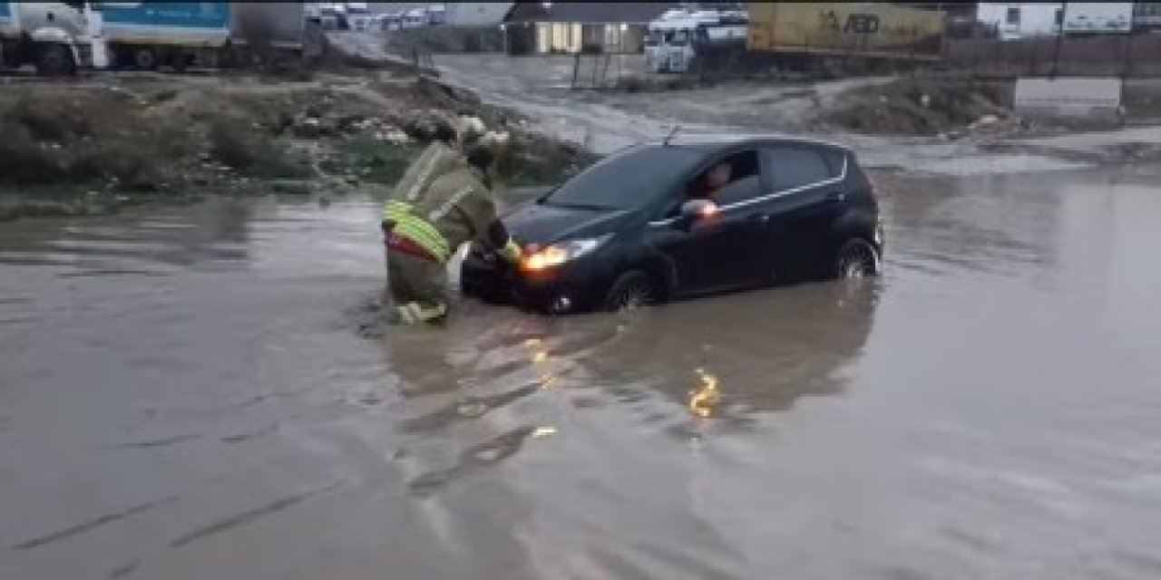 Şırnak’ta Sağanak Hayatı Olumsuz Etkiledi: Araçlar Yolda Kaldı