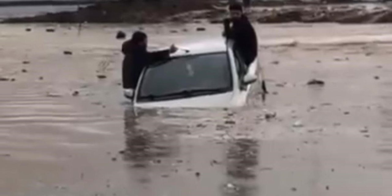 Silopi’de Vatandaşların Zor Anları! Otomobille Suda Mahsur Kaldılar