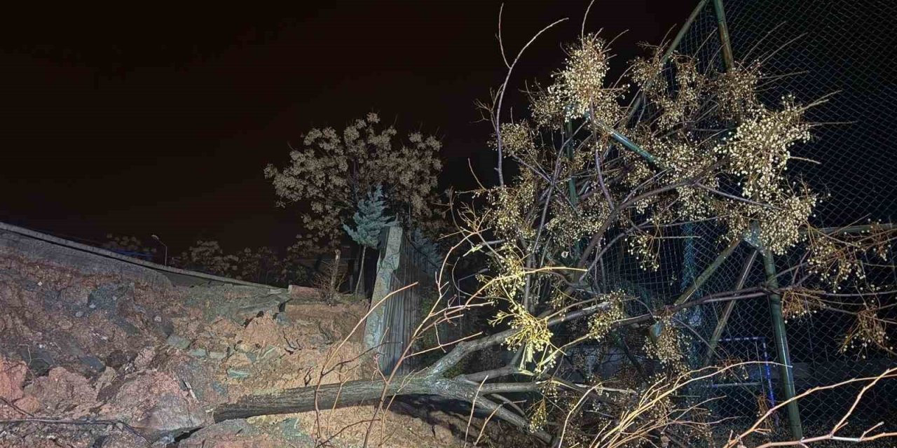 Siirt’te okulun istinat duvarı çöktü, iki okulda eğitime ara verildi