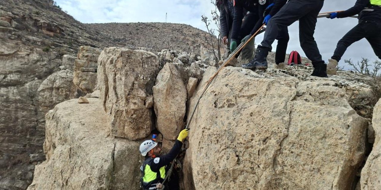 Siirt'te üç gündür mahsur kalan keçi için ekipler yoğun çaba gösterdi