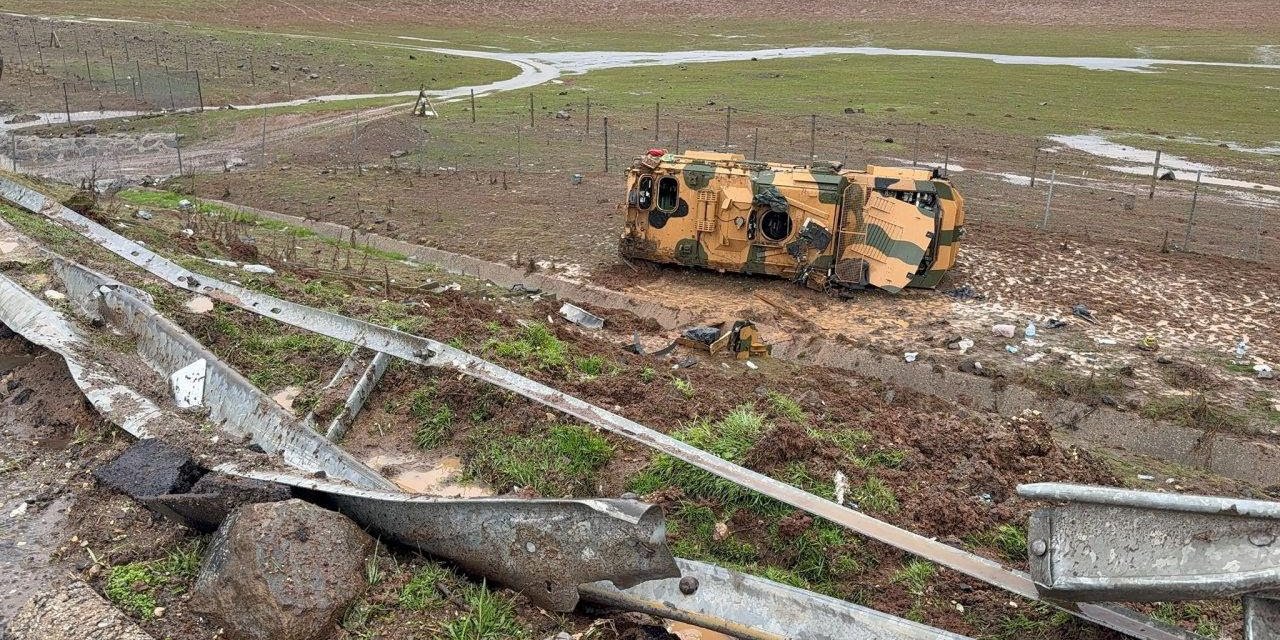 Kontrolden çıkan askeri aracın devrilmesi sonucu 10 asker yaralandı