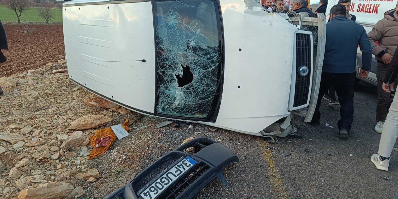 Mardin'de hafif ticari araç ile otomobilin çarpıştığı kazada 6 kişi yaralandı