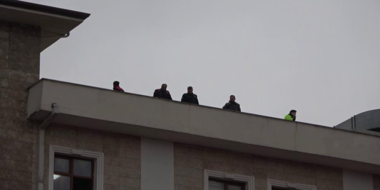 Valilik binası çatısına çıkan şahıs atlamaya çalıştı
