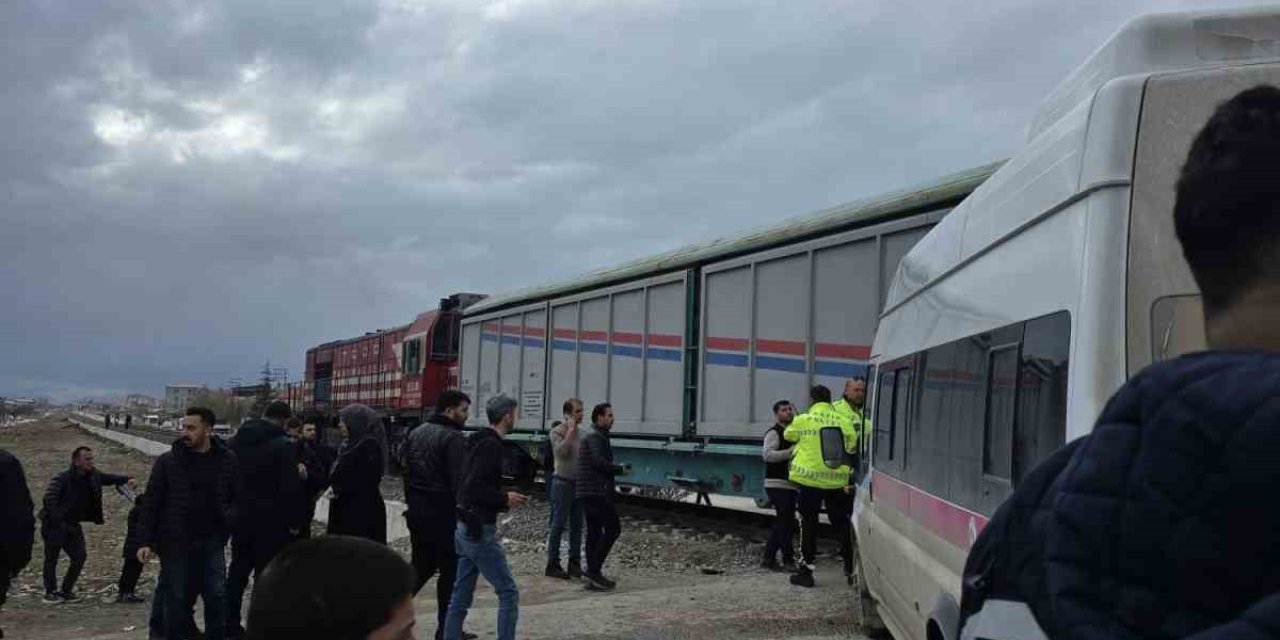 Van’da faciadan dönüldü: Tren ile okul servisi çarpıştı