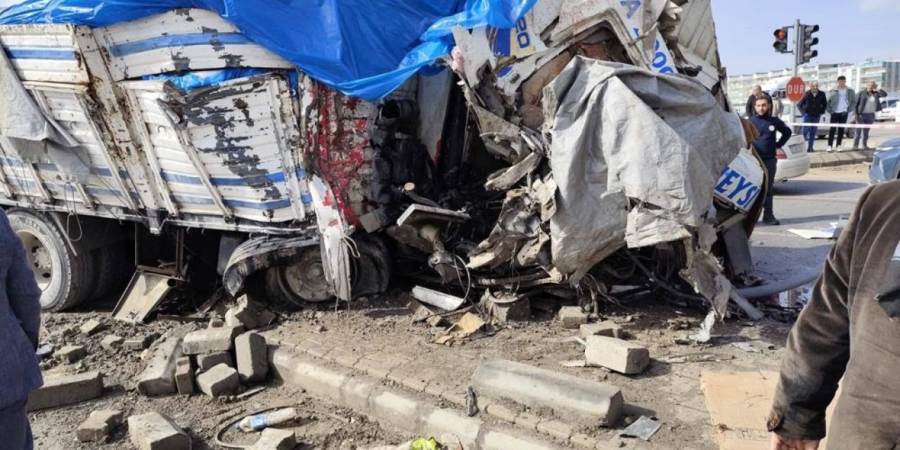 Freni patlayan kamyon araçların arasına daldı: 1 kişi öldü, 3 yaralı