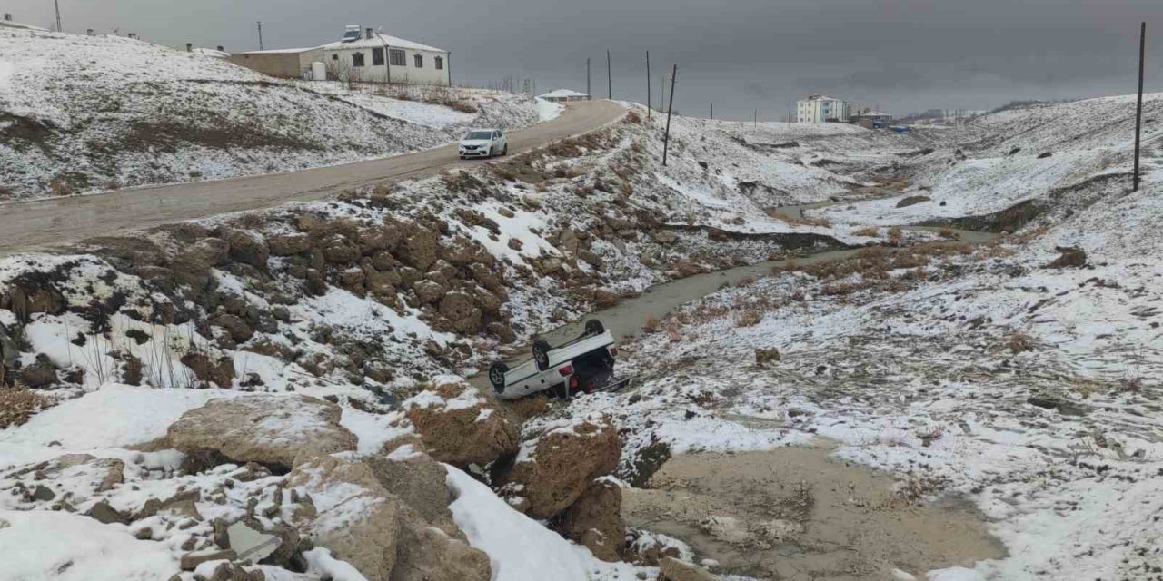 Van’da dereye uçan otomobilde 3 kişi yaralandı