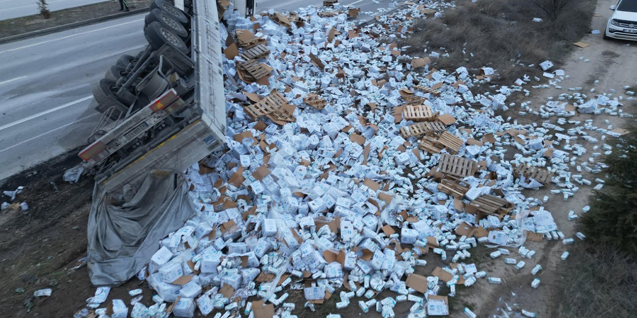 Devrilen tırdaki 25 ton süt çevreye dağıldı