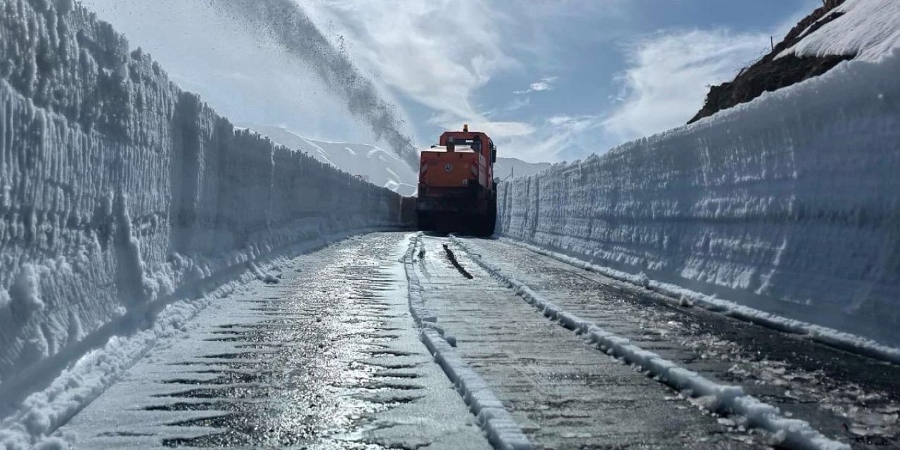 Şırnak’ta 70 Gündür Kapalı Olan Belde Yolunun Açılması İçin Çalışmalar Başlatıldı