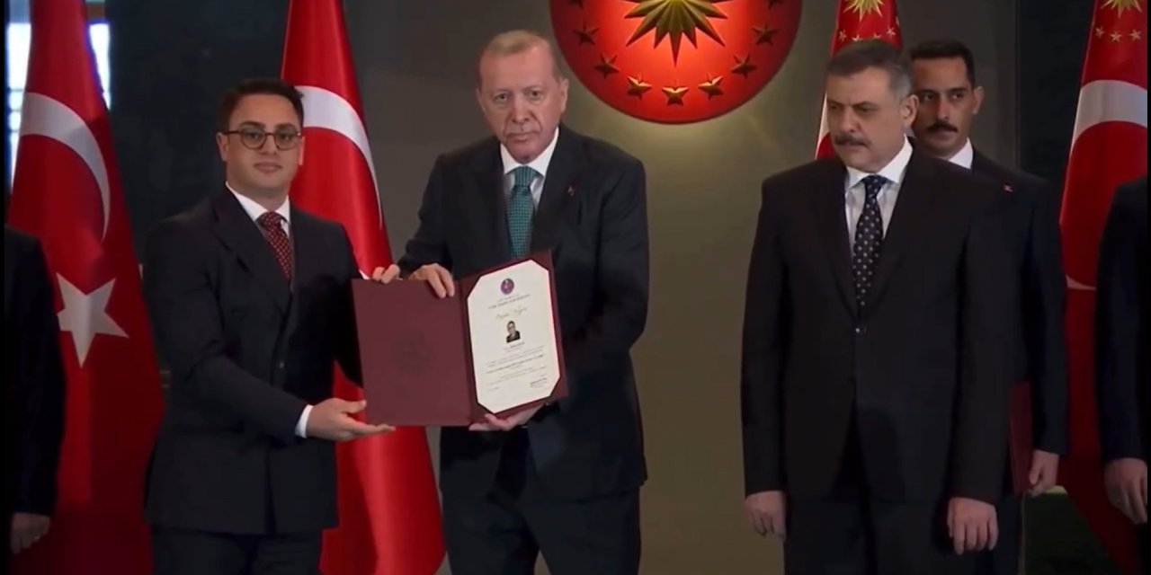 Şırnak Vali Yardımcısı Çiçek’e “Yılın İdarecisi” Ödülünü Cumhurbaşkanı Erdoğan Taktim Etti
