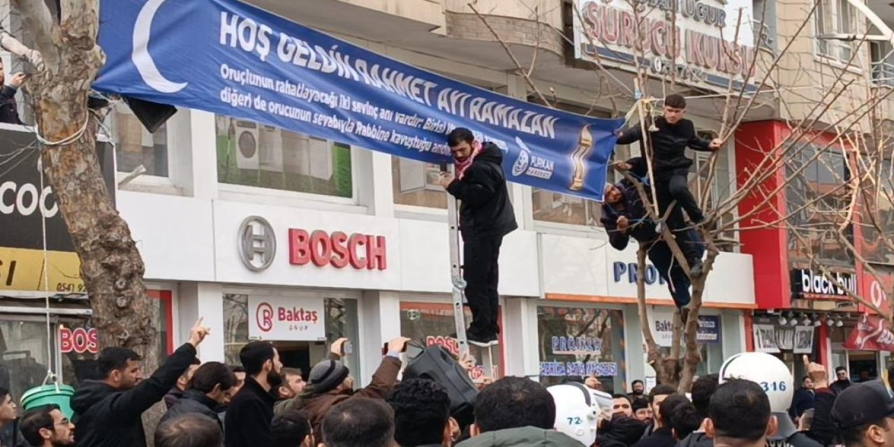 Batman'da ramazan pankartı nedeniyle gerginlik çıktı, 5 kişi gözaltına alındı