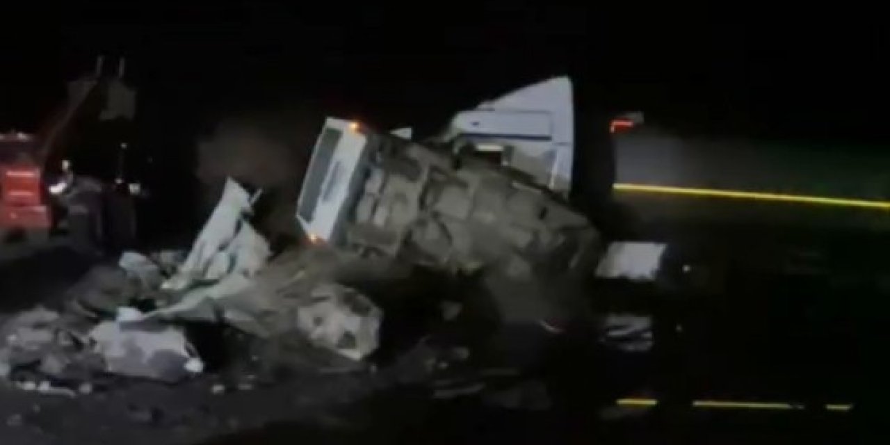 Şırnak’ta Feci Kaza: Hafif Ticari Araç Tankere Çarptı, 1’i Ağır 2 Yaralı