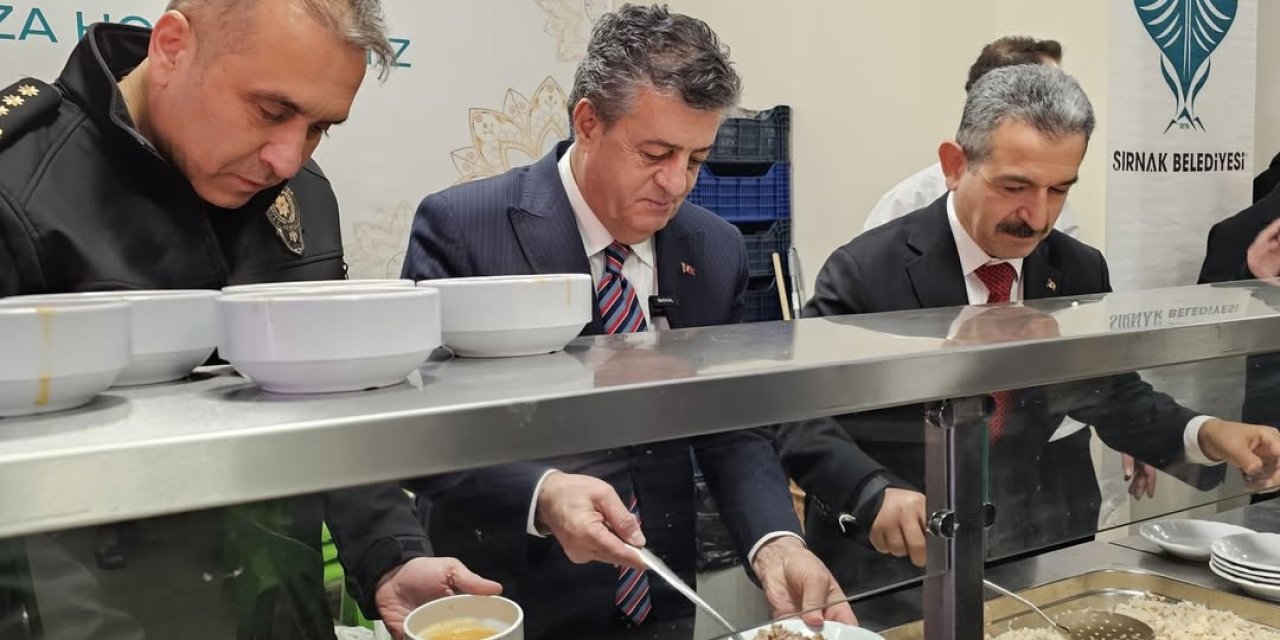 Şırnak Valisi Ekici ve Emniyet Müdürü Sazak İftar Sofrasında Vatandaşlarla Bir Araya Geldi