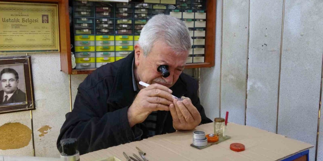 Üç Metrekarelik Dükkanda 60 Yıldır Zamana İnce Ayar Veriyor