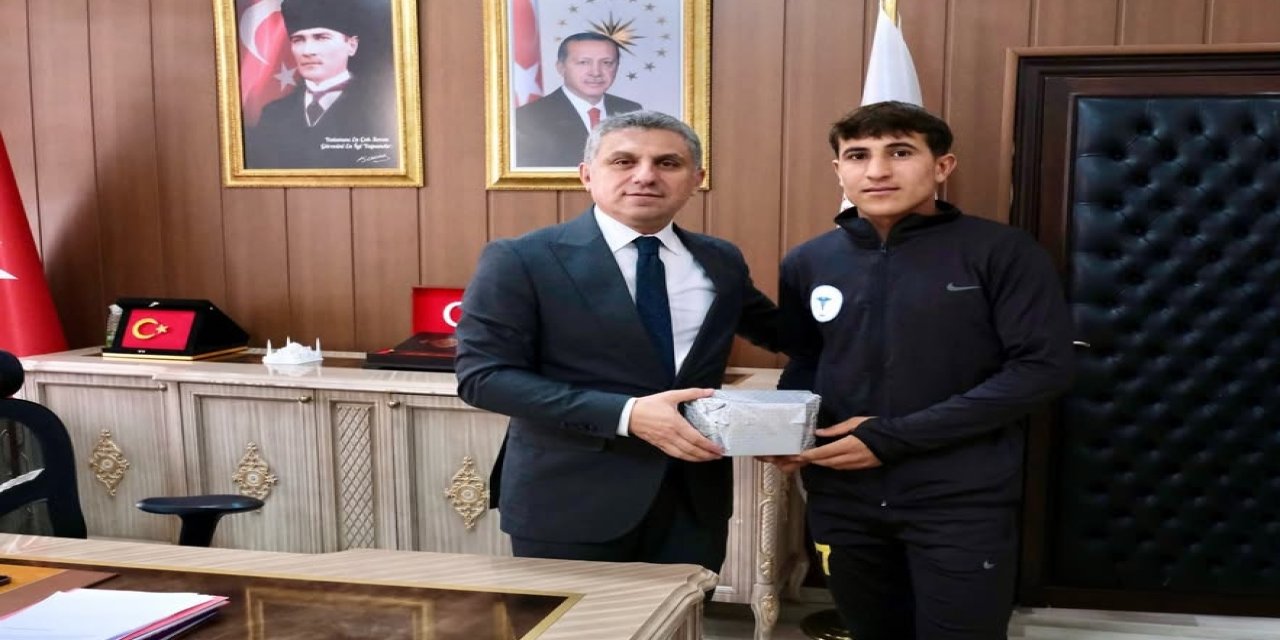 Türkiye Şampiyonu Yılmaz Tek’e İl Millî Eğitim Müdürü Nas’tan Tebrik