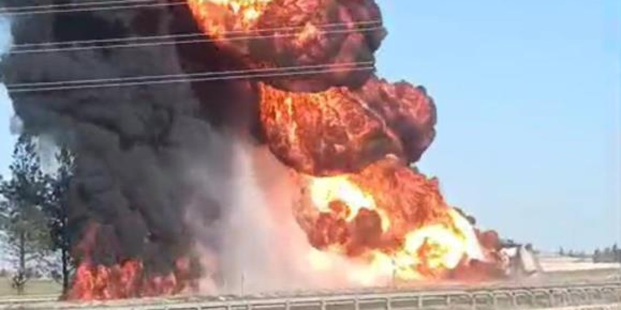 Devrilen yakıt yüklü tır alev topuna döndü: Sürücü yaralandı