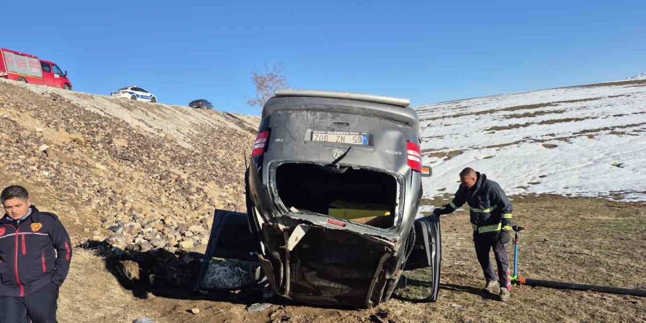 Van’da şarampole devrilen otomobildeki 3 kişi yaralandı