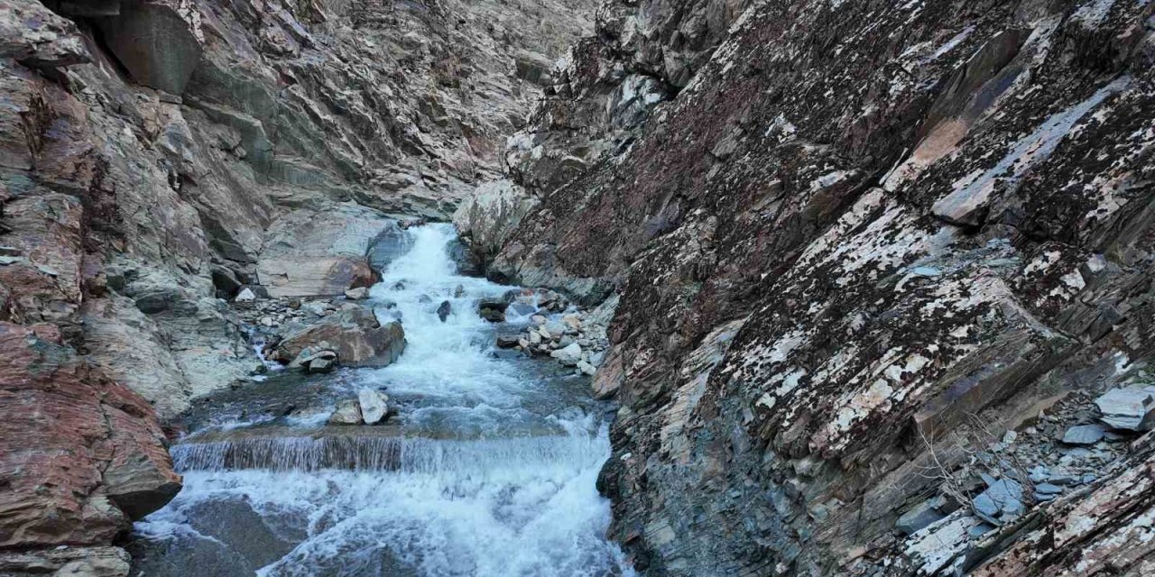 Şırnak’ta Havaların Isınmasıyla Karlar Eridi, Dereler Taştı