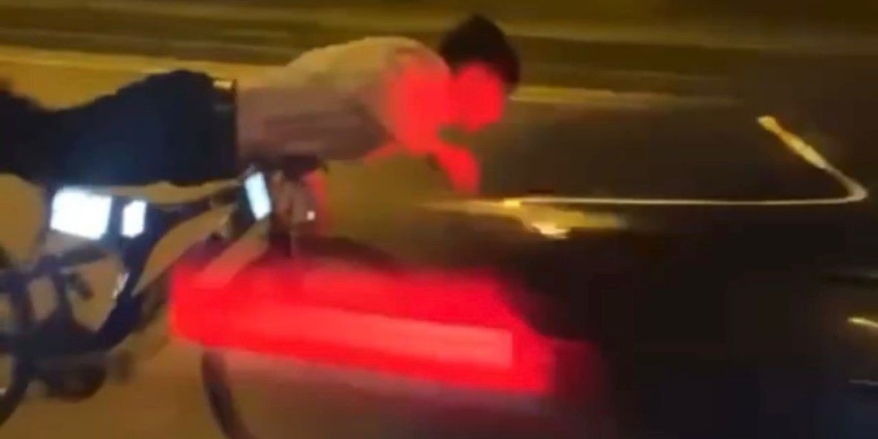 Bisikletle tehlikeli hareketler yapan gencin sonu ölüm oldu! O anlar kamerada