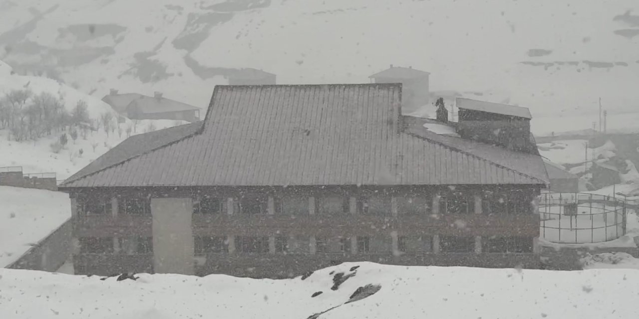 Hakkari’de Lapa Lapa Yağan Kar Şehri Beyaza Bürüdü