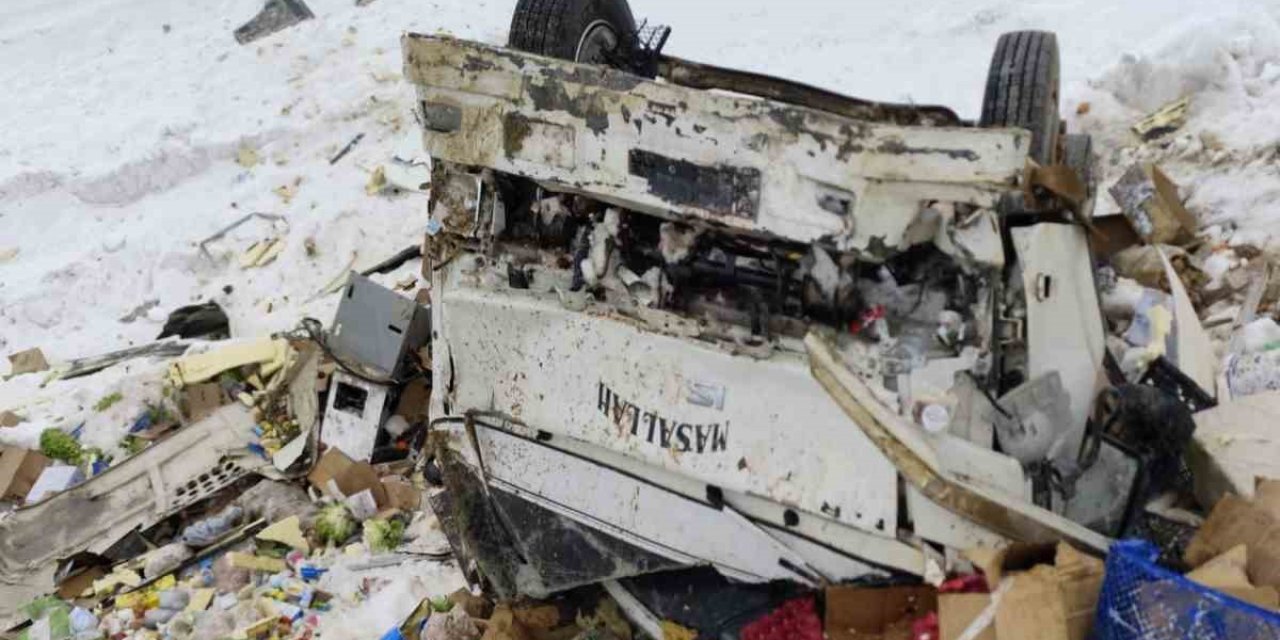 Şarampole devrilen kamyonetin sürücüsü yaralandı