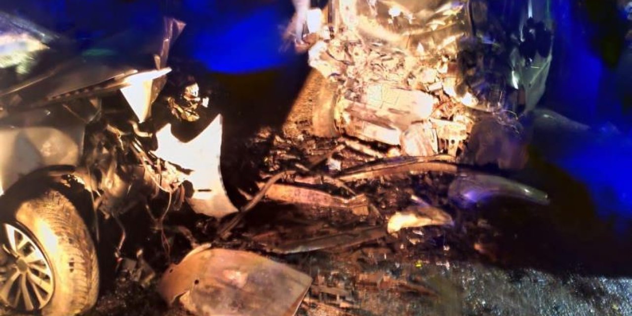 İki otomobilin çarpıştığı kazada 5 kişi öldü, 2 kişi yaralandı