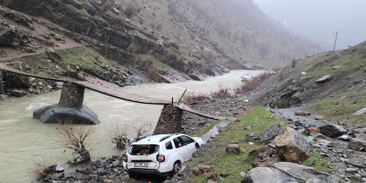 Şırnak’ta Uçuruma Yuvarlanan Araçta Facia Kıl Payı Atlatıldı: 2 Kişi Yaralandı