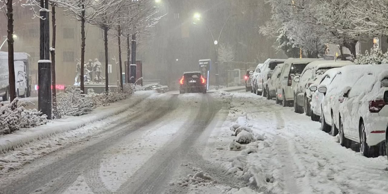 Şırnak’ta Yoğun Kar Yağışı Etkili Oldu: Belediye Uyardı