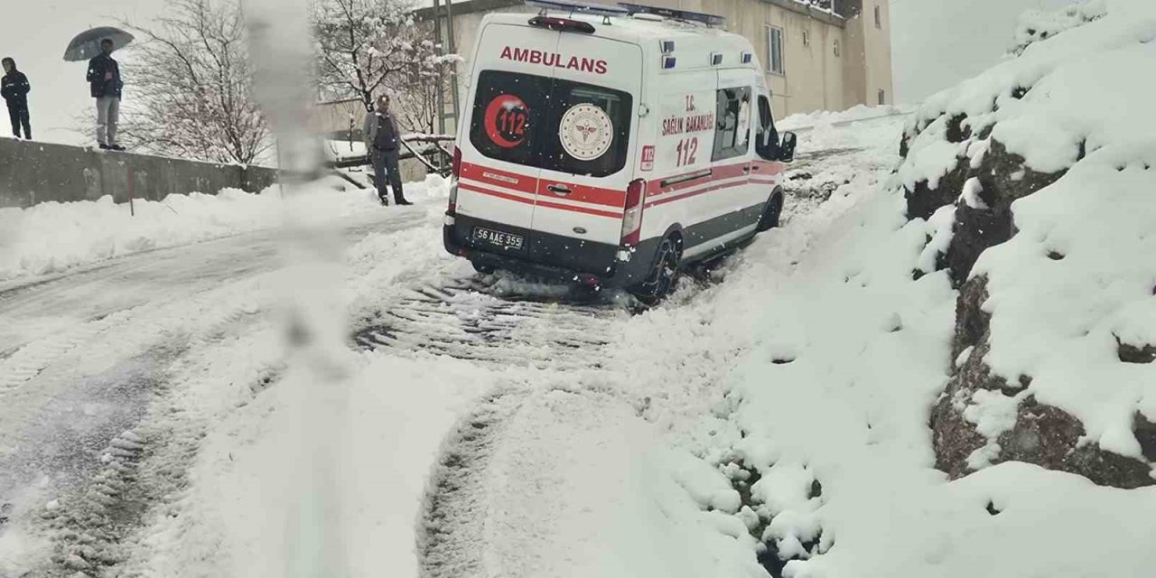 Siirt Kar Yağışı Nedeniyle Yolda Kalan Hastalar Ve Vatandaşlar Kurtarıldı