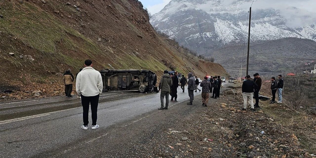 Hakkari’de takla atan otomobilde 2 kişi yaralandı
