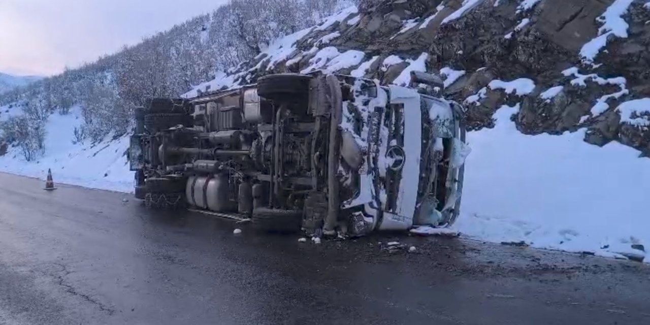 Şırnak’ta kontrolden çıkarak devrilen tırda 2 kişi yaralandı