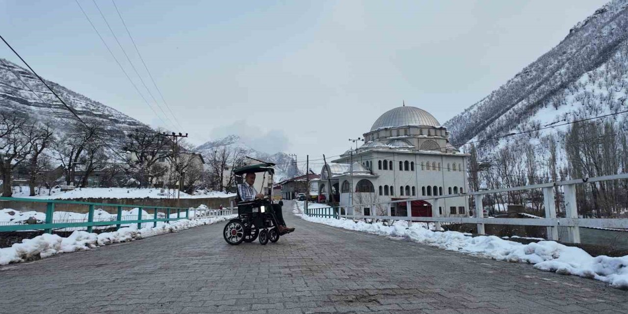 Şırnaklı Babadan Örnek Hareket! Engelli Çocuğu İçin Akülü Sandalyeyi Arabaya Çevirdi