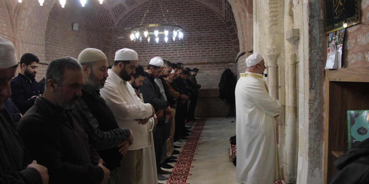 Cizre'deki Tarihi Kırımızı Medrese'de Hatimle Teravih Namazı Kılınıyor