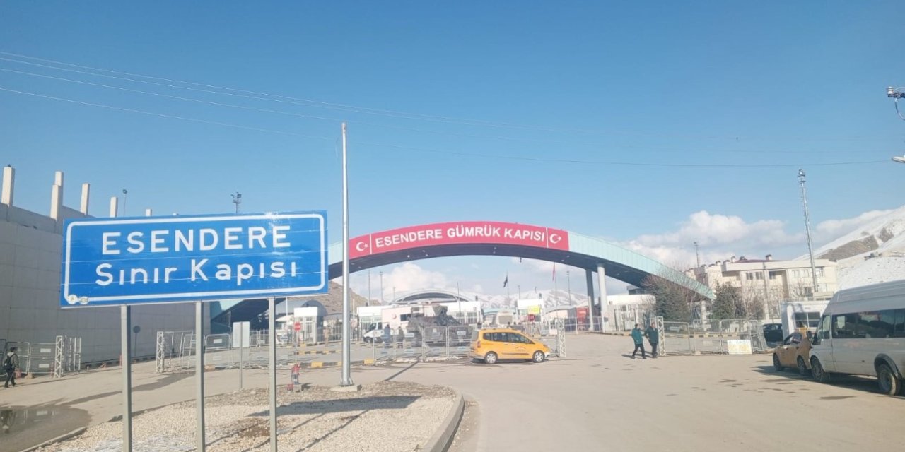 Yüksekova’daki Esendere Sınır Kapısı yolcu ve araç geçişlerine kapatıldı
