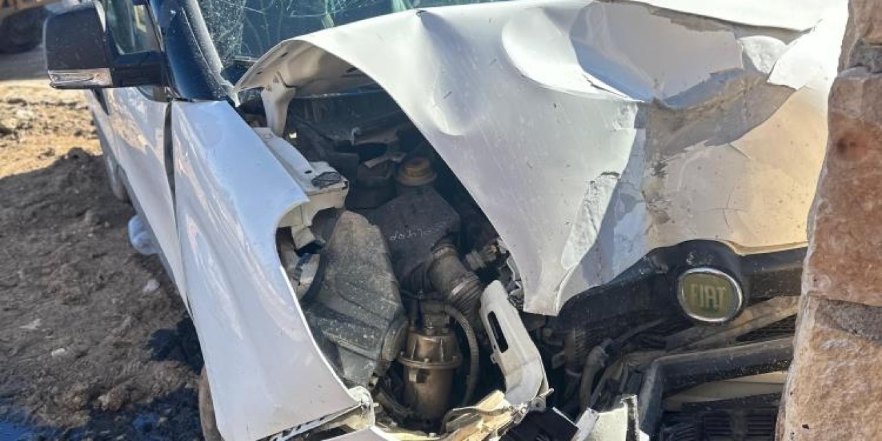 Mardin'de duvara çarpan araçtaki çift yaralandı