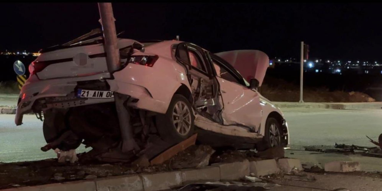 İki otomobilin kafa kafaya çarpıştığı kazada 3 kişi yaralandı