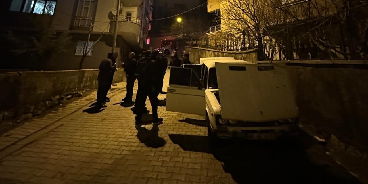 Şırnak’ta Park Halindeki Otomobil Alev Alev Yandı