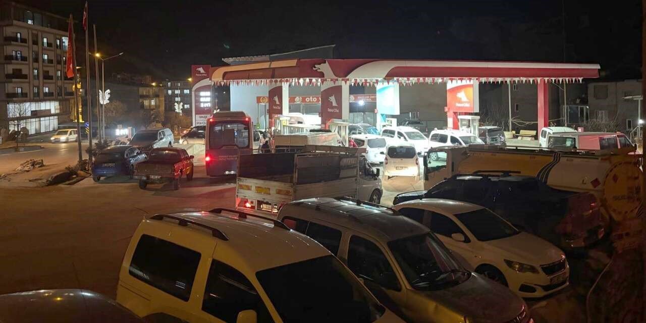 Haberlerin Yayılmasıyla Hakkari’de Uzun Araç Kuyrukları Oluştu