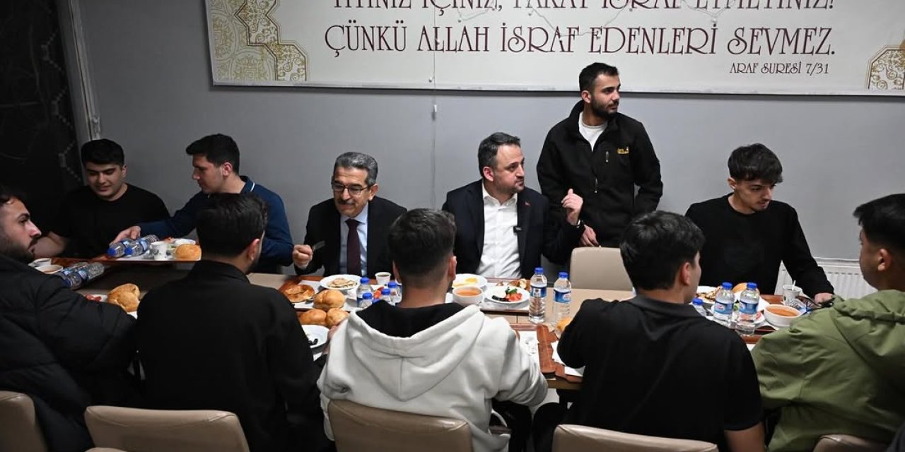 Bakan Yardımcısı Eminoğlu, Şırnak’ta öğrencilerle sahur yaptı